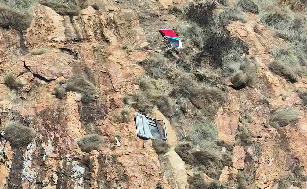 Una fotografía facilitada por las Fuerzas de Defensa de Kenia muestra los restos de la aeronave en el lugar de un accidente de helicóptero en el condado de Samburu, Kenia, el 19 de agosto de 2026. El piloto del helicóptero y seis turistas fallecieron tras estrellarse la aeronave en el monte Ololokwe, según la Autoridad de Aviación Civil de Kenia (KCAA). Foto: EFE