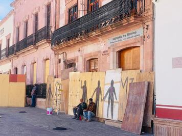 Blindan Palacio de Gobierno de Zacatecas por marcha del 8M; feministas rechazan presencia del grupo “Chalecos naranja”
