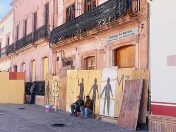 Blindan Palacio de Gobierno de Zacatecas por marcha del 8M; feministas rechazan presencia del grupo “Chalecos naranja”