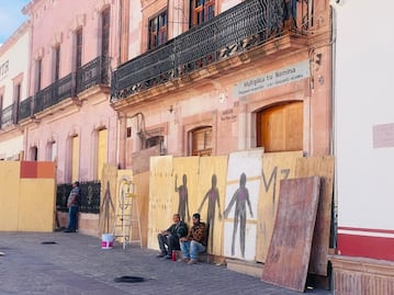 Blindan Palacio de Gobierno de Zacatecas por marcha del 8M; feministas rechazan presencia del grupo “Chalecos naranja”