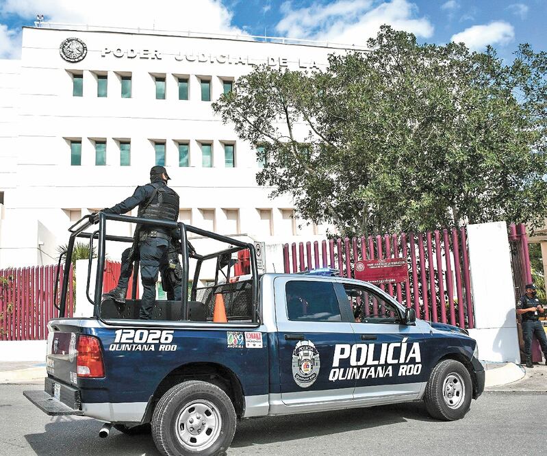 Custodiado por varias camionetas con agentes de Quintana Roo, el exmandatario de Puebla Mario Plutarco Marín Torres fue trasladado del penal estatal a la sede del Poder Judicial de la Federación para desahogar la audiencia en su proceso penal. ELIZABETH R