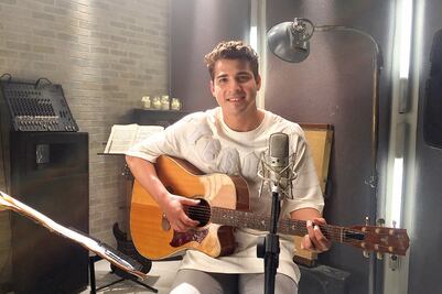 Se sacude los nervios para cantarle al Papa 