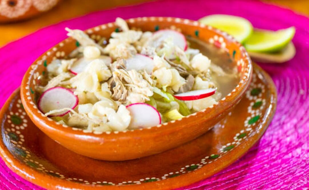 Este año el plato de pozole aumentó su precio ya que algunos ingredientes como limón y carne tuvieron un alza significativa durante agosto, por lo que este platillo podría salir un poco más caro que el año pasado. Foto :IStock