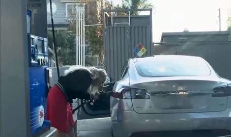 Mujer se hace viral por intentar cargar su Tesla con gasolina