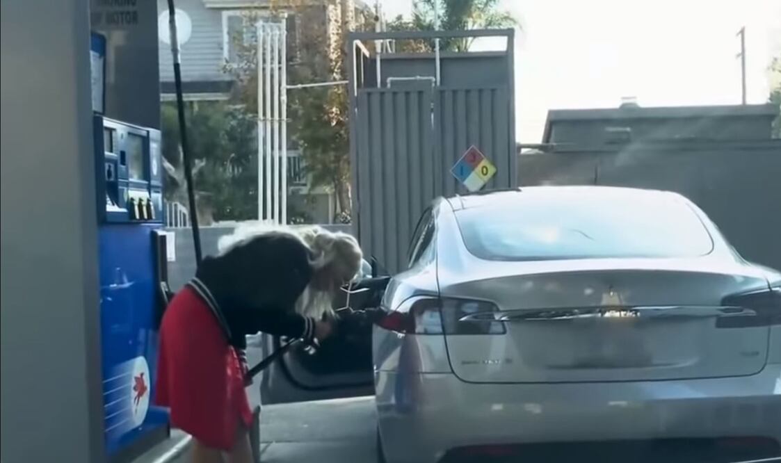 Mujer se hace viral por intentar cargar su Tesla con gasolina 