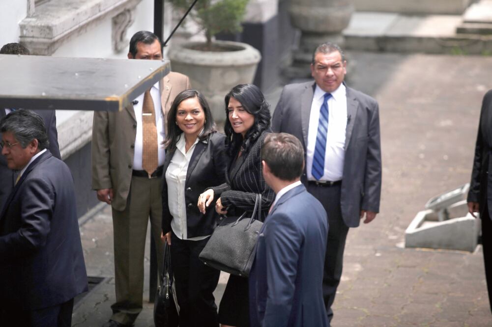 La presidenta del PRD, Alejandra Barrales (centro), acudió a Gobernación en compañía de la secretaria general del sol azteca, Beatriz Mojica (izq.) (ALEJANDRA LEYVA. EL UNIVERSAL)