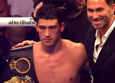 Dmitry Bivol le 'hace el feo' al Canelo Álvarez por una posible revancha