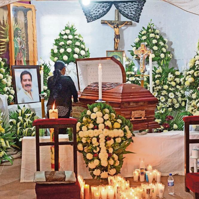 El cuerpo del edil Alejandro Aparicio, asesinado tras rendir protesta del cargo, fue velado en Tlaxiaco. Luego de ser homenajeado, será enterrado al igual que Perfecto Hernández, quien también murió por el ataque. Foto: EDWIN HERNÁNDEZ. EL UNIVERSAL