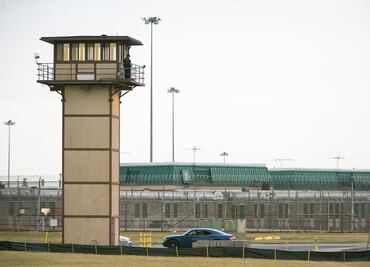 Reos toman como rehenes a guardias en prisión de Delaware