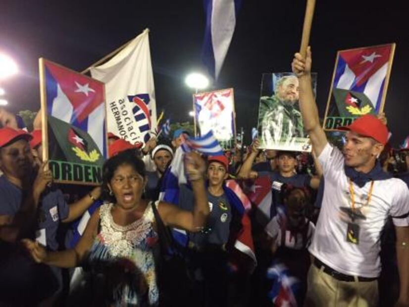 Miles acuden a última despedida a Fidel en Santiago