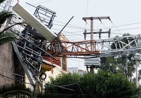 Cae antena de radiocomunicaciones en la GAM; deja daños en al menos dos inmuebles