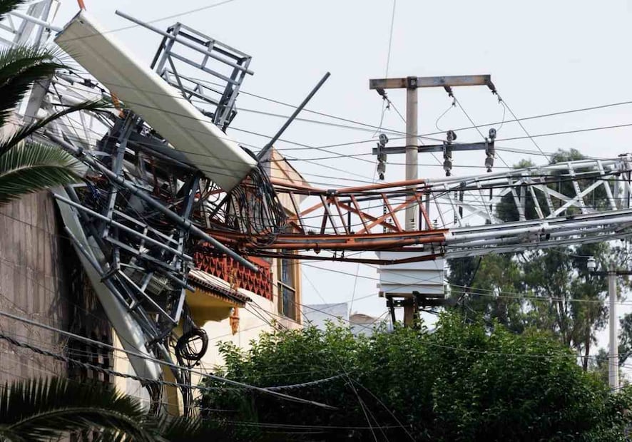 Una antena de telecomunicaciones instalada dentro de una casa cayó en la alcaldía Gustavo A. Madero. Foto: Osmar Alvarado / EL UNIVERSAL