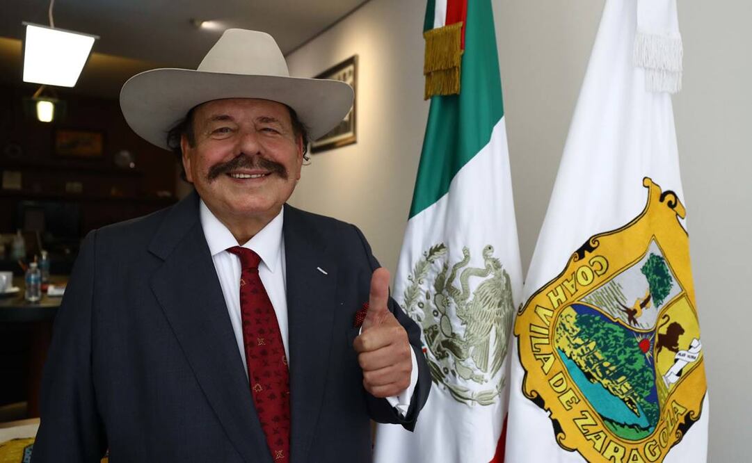 Senador morenista balconea al secretario y al general