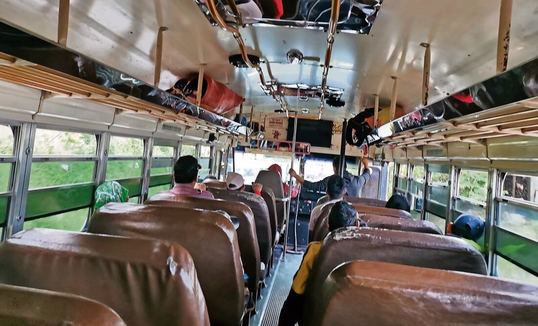 Mexicanos procedentes de Guatemala viajan en autobuses, conocidos como chickenbus, para entrar al país. Los bloqueos carreteros de grupos armados complican la circulación por regiones como Sierra y Frontera, en Chiapas. Foto: Fredy Martín Pérez | El Universal
