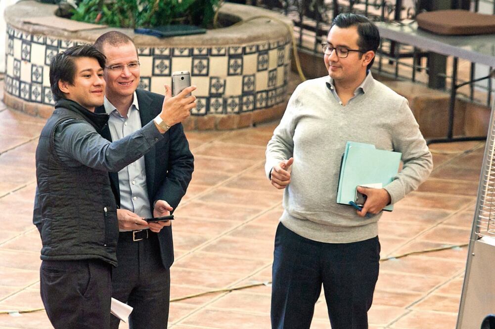 Ricardo Anaya, líder del PAN (centro), participó en una reunión con diputado s, con quienes debatió varios temas, entre ellos las alianzas electorales (CRISTOPHER ROGEL BLANQUET. EL UNIVERSAL)