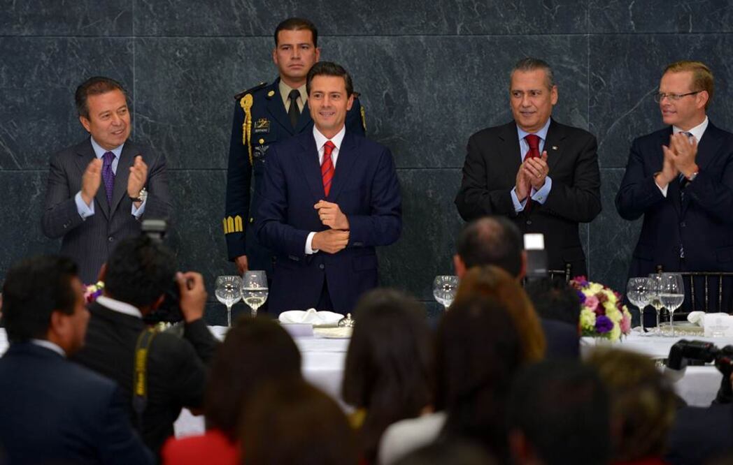Peña Nieto recibe a diputados del PRI y Verde en Los Pinos