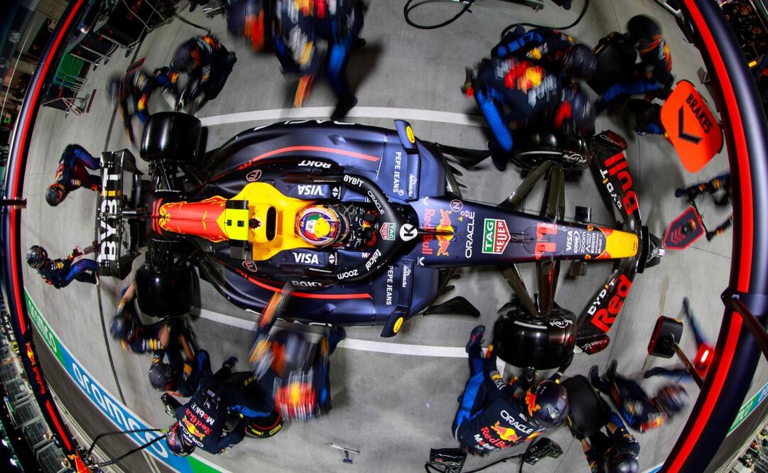 Checo Pérez llega a Qatar con la misión de sumar puntos y ayudar a Red Bull - Foto: AFP