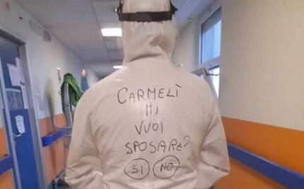 "Carmeli, ¿te quieres casar conmigo?": enfermero usa traje de protección para pedir matrimonio