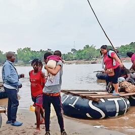 Ingresan 28 migrantes por el río Suchiate; 4 son menores