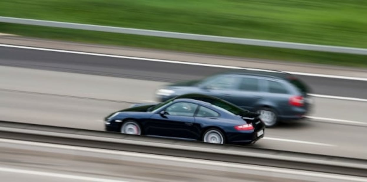 ¿Cuál es el límite de velocidad en las autopistas de México y cuánto es la multa por excederlo?