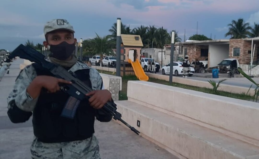 En Dzilam de Bravo, un elemento de la Guardia Nacional vigila las inmediaciones de la bodega donde se realizó anoche el operativo contra la pesca furtiva. Foto: Especial