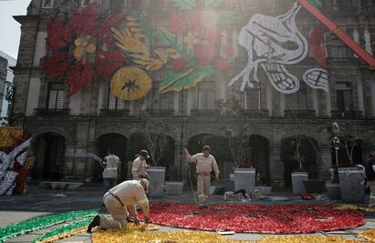 Inician trabajos de alumbrado navideño en el Zócalo de la CDMX