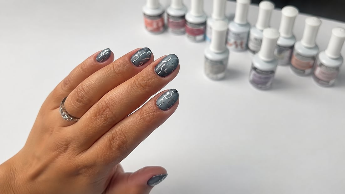 Si quieres unas uñas grises para otoño, opta por diseños que lo lleven como base. Foto: Instagram @miasecretperu
