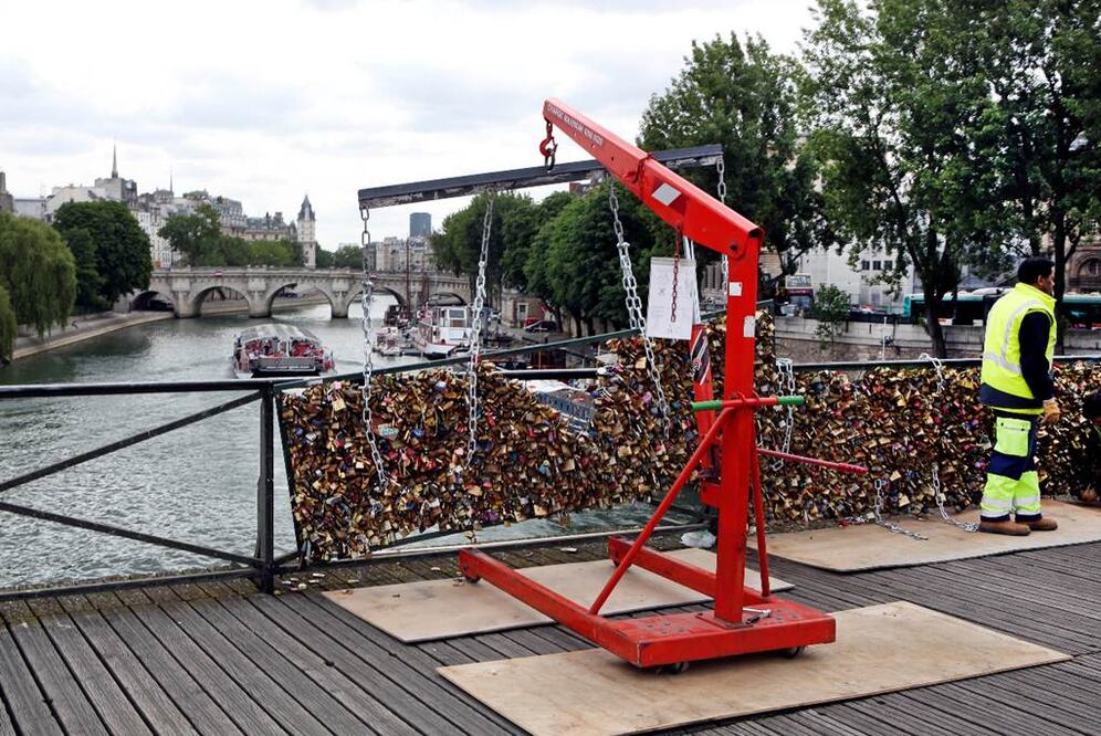 Todavía no está muy claro qué sucederá con los candados retirados, aunque Julliard quiso tranquilizar a los enamorados que dejaron su marca en el puente, adelantando que "están pensando en las distintas formas de reciclarlos"  Foto: AP