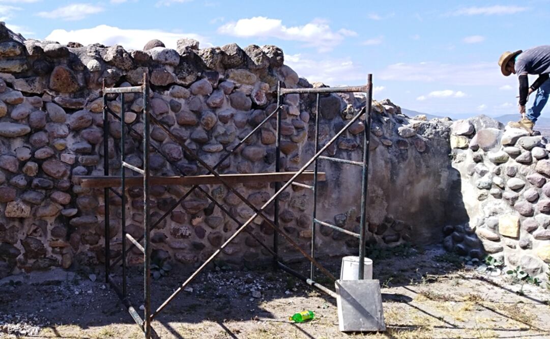 En la zona arqueológica de Yagúl, la atención fue en grietas en muros internos y externos de la sala de consejos. Foto Centro INAH Oaxaca