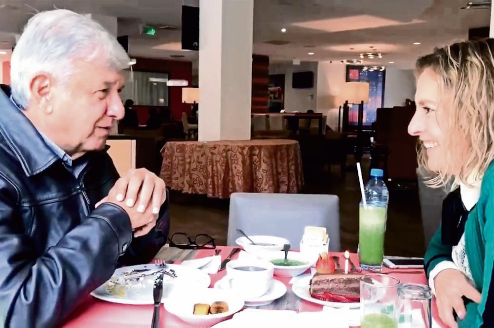 López Obrador compartió otro video en Facebook, en el que cantó Las Mañanitas a su esposa, Beatriz Gutiérrez Muller, con motivo del cumpleaños 48 de la periodista. (TOMADA DE VIDEO)