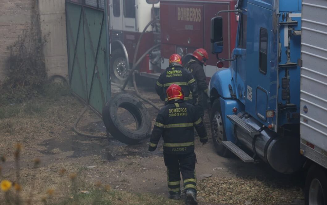 Tras siete horas, bomberos controlan incendio de una bodega de colchones en Ecatepec; hay 12 bomberos intoxicados.
Foto: Francisco Rodríguez/EL UNIVERSAL