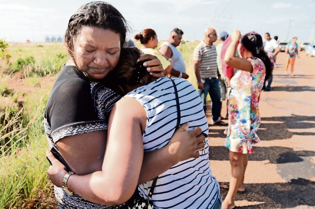 Familiares de reclusos preocupados por la riña en el interior del penal de Roraima, Brasil, esperaban ayer a que las autoridades les dieran información (JPAVANI. REUTERS)