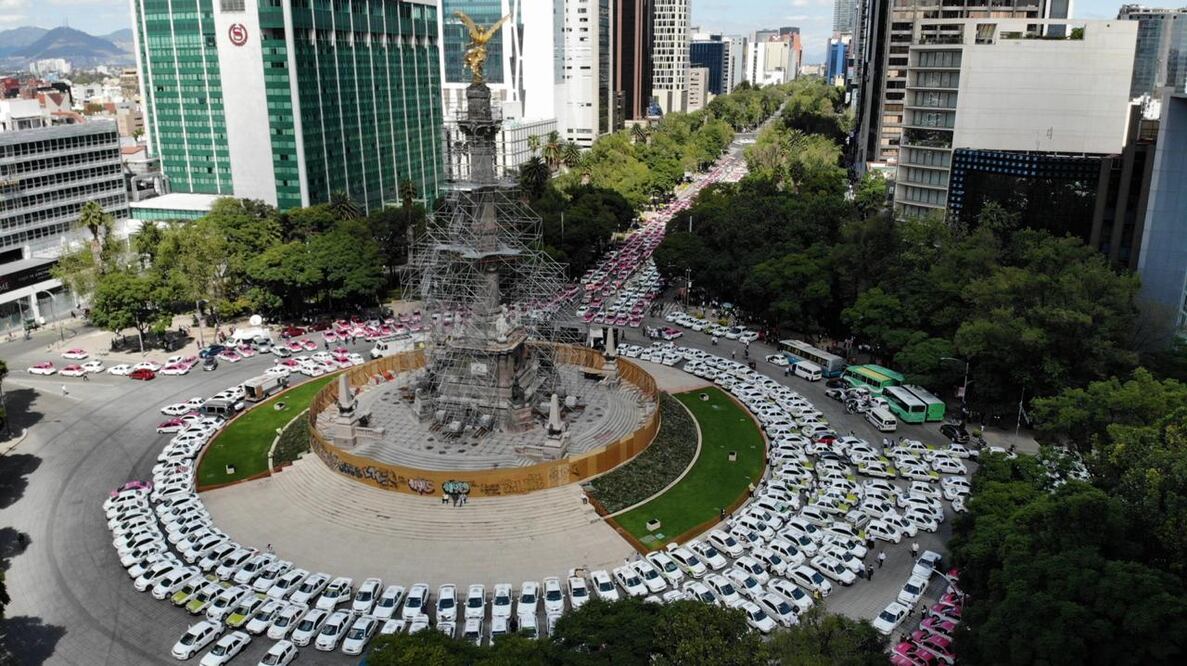 La glorieta del Ángel de la Independencia se convirtió en un gran estacionamiento. Fotografía de Luis Ramírez EL UNIVERSAL