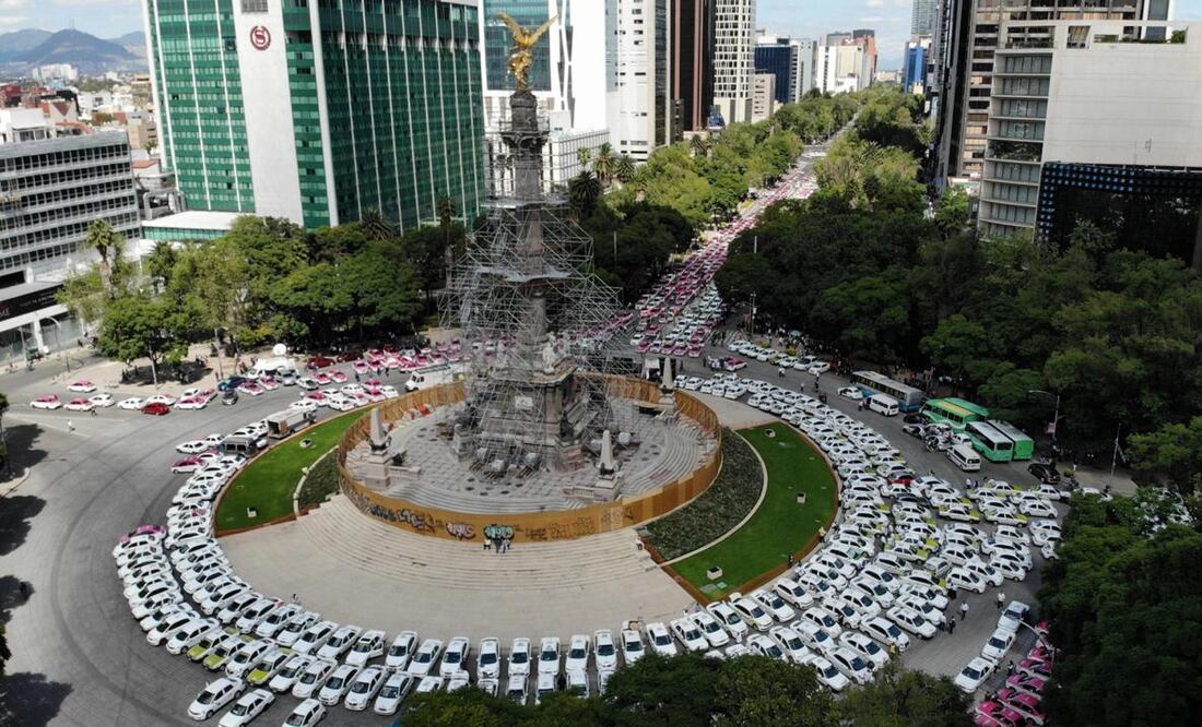 La glorieta del Ángel de la Independencia se convirtió en un gran estacionamiento. Fotografía de Luis Ramírez EL UNIVERSAL
