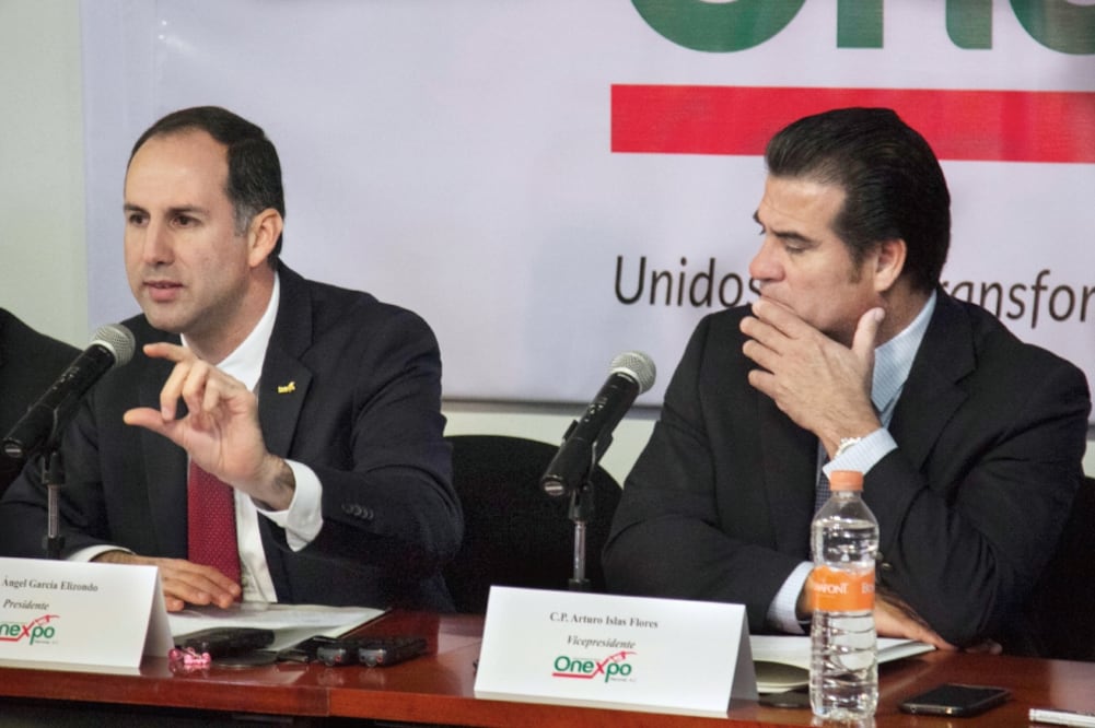 José Ángel García, presidente de Onexpo, y Arturo Islas, vicepresidente, durante la conferencia en la que indicaron que hay 180 estaciones cerradas (GALO CAÑAS. CUARTOSCURO)