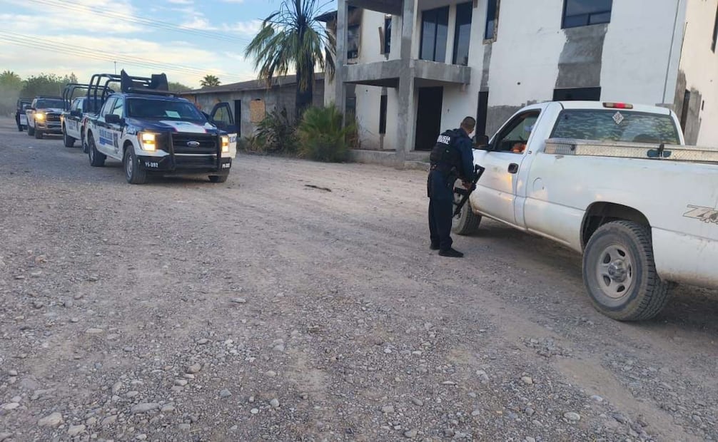 Desatan civiles armados enfrentamiento con policías en Ojinaga, Chihuahua; roban camión de pasajeros e incendian un Oxxo.
Foto: Especial.