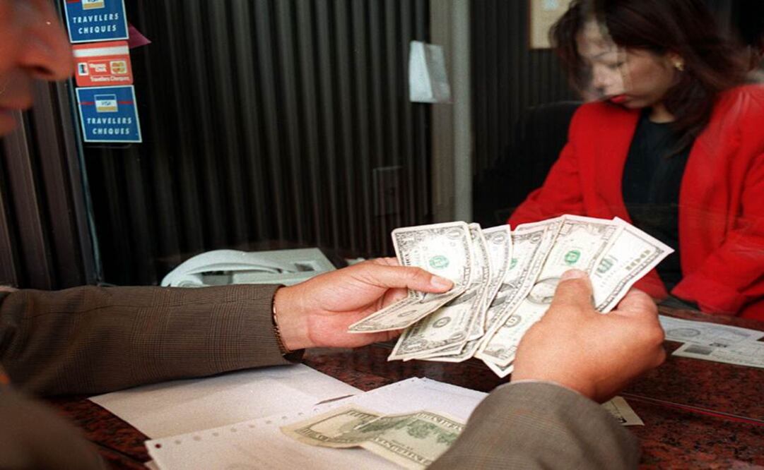 Dólar sube 8 centavos; se cotiza en $16.13