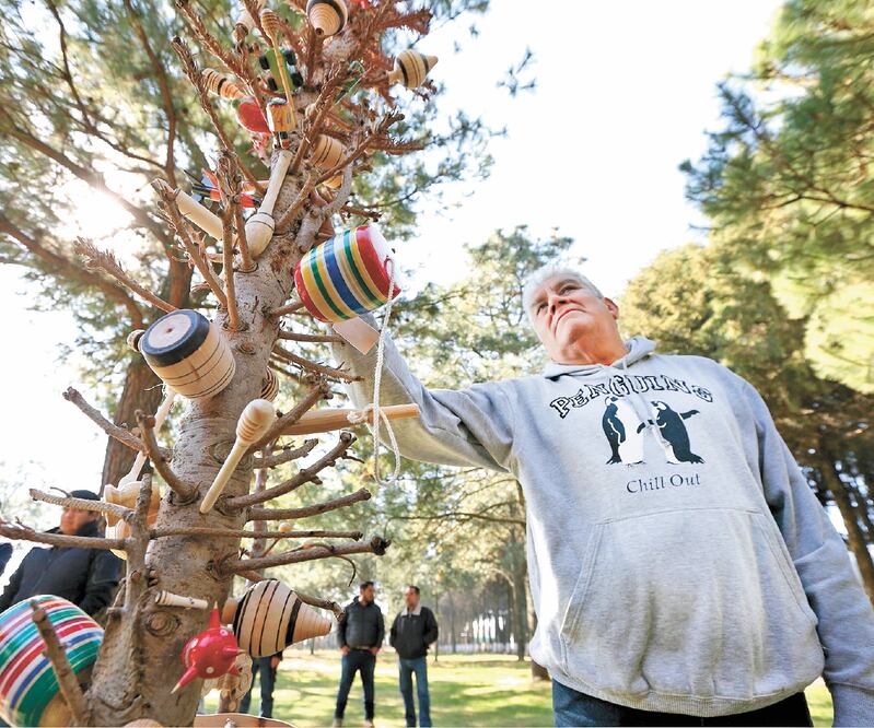 Joel Gutiérrez tiene 40 años de experiencia fabricando juguetes con árboles de navidad, que el programa Probosque les otorgaba a él y a 200 compañeros. Foto: JORGE ALVARADO. EL UNIVERSAL