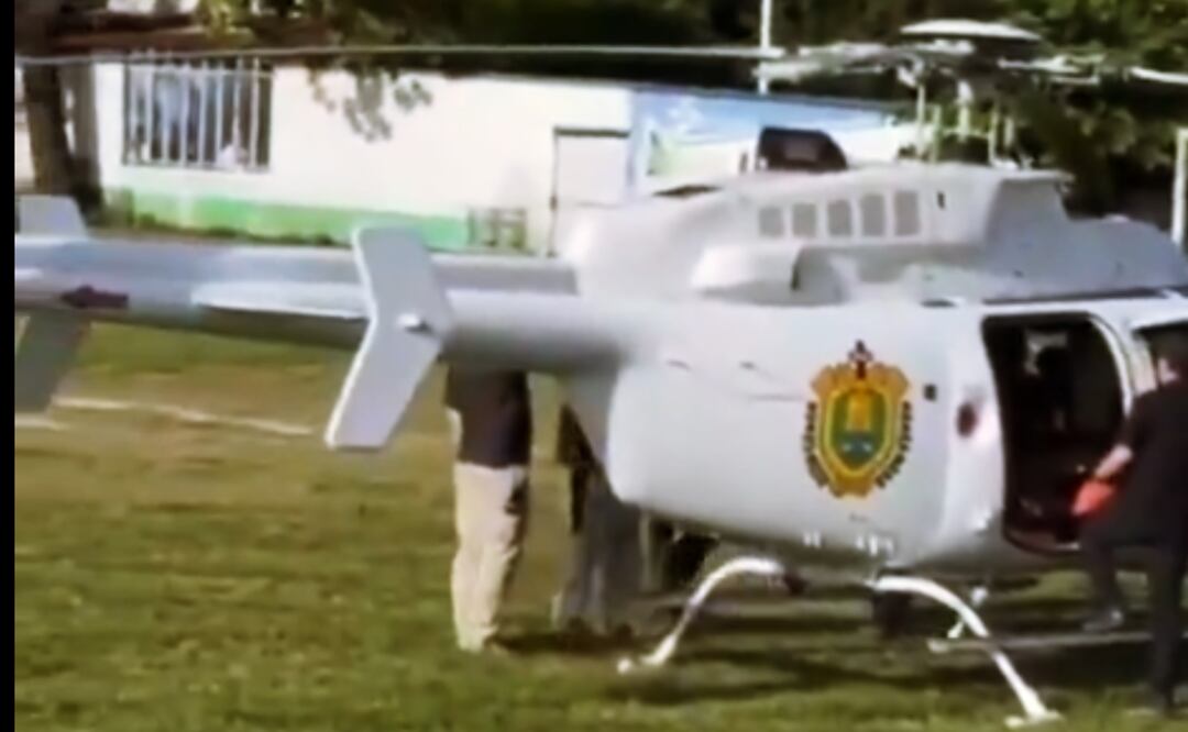 Angelina Jolie y Salma Hayek, correspondientemente, abordan un helicóptero del Gobierno del Estado de Veracruz. Foto: Captura de pantalla