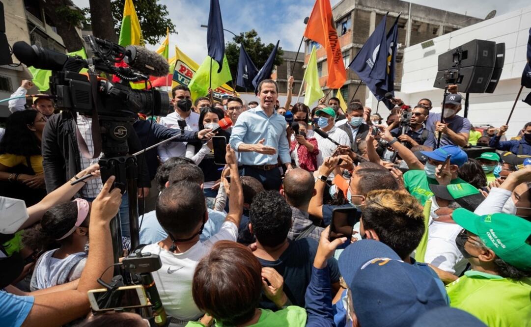 Líder opositor venezolano Juan Guaidó participa durante un acto para conmemorar el día de la juventud hoy, en Caracas (Venezuela). Foto: EFE