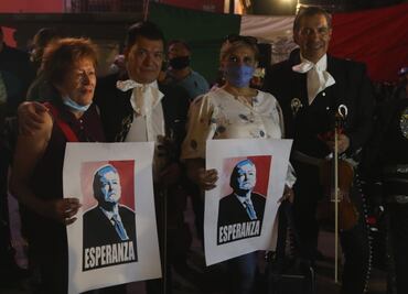 Llevan serenata a AMLO por cumpleaños 67: "que nos dure mil años... y gobierne cien más"