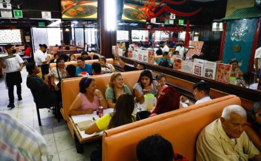 "La pandemia se llevó a mi mamá, pero tengo razones para celebrar hoy"; con regalos y música en vivo festejan a las mamás en CDMX