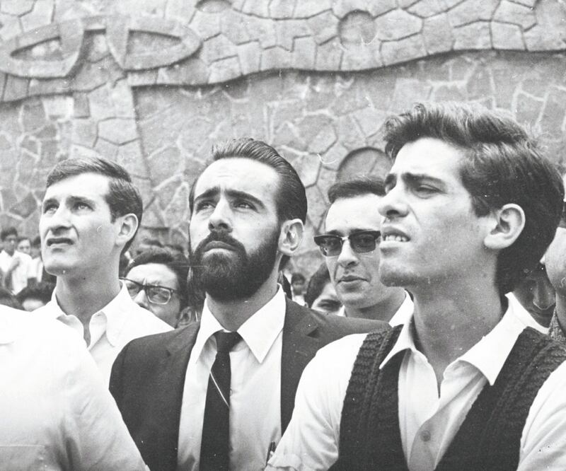 Durante el Movimiento Estudiantil de 1968, el panista Diego Fernández de Cevallos, ya titulado como licenciado en Derecho por la UNAM, se sumó a las protestas en Ciudad Universitaria. Fotos: ARCHIVOS GENERAL DE LA NACIÓN Y EL UNIVERSAL 