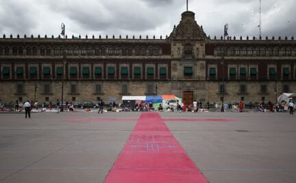Con mega cruz rosa en el Zócalo de la CDMX piden alto a feminicidios
