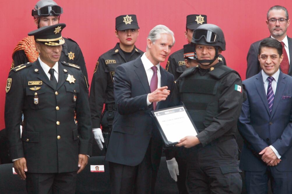 El mandatario mexiquense encabezó la celebración del Día del Policía y asistió al Segundo Informe de Gobierno del presidente municipal de Toluca (JORGE ALVARADO. EL UNIVERSAL)