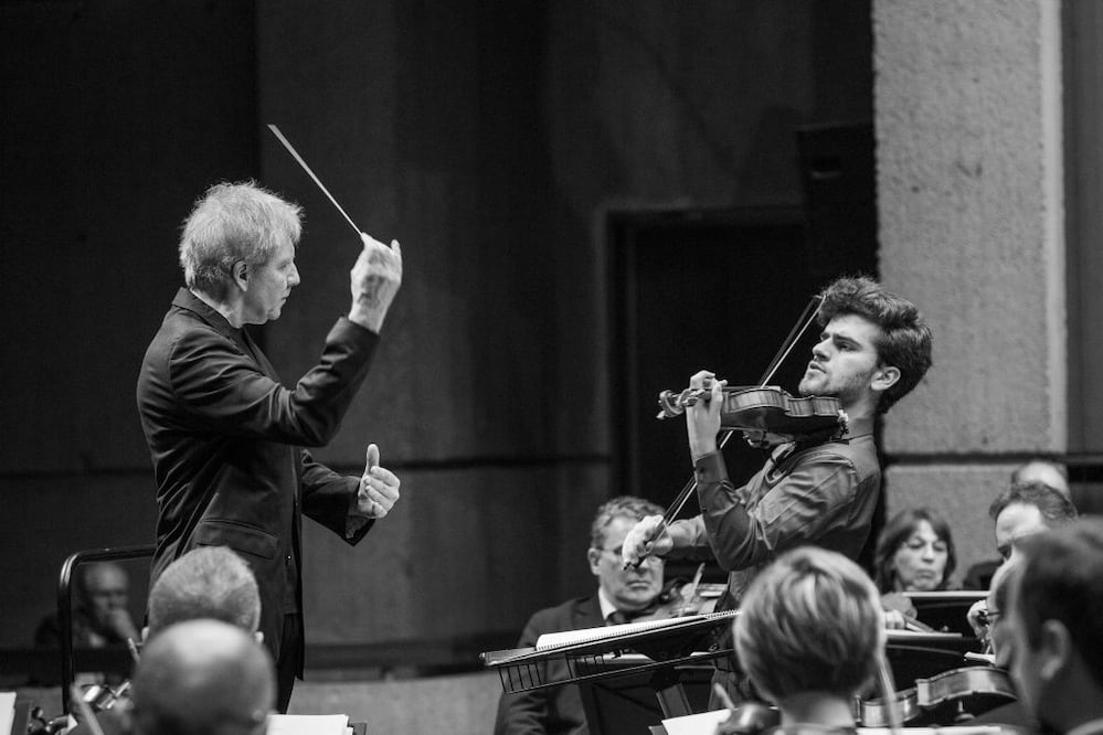 Foto de la Orquesta Sinfónica del Estado de São Paulo, dirigida por Wagner Polistchuk (a la izquierda), mientras interpretaba el Concierto Amazónico, durante el Festival Internacional de Música Clásica de Bogotá 2025. Crédito: Facebook del Teatro Mayor Julio Mario Santo Domingo
