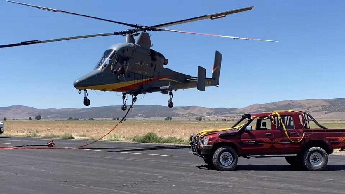 Esto pasa cuando dejas caer una camioneta desde un helicóptero a 3 kilómetros de altura