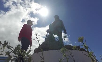 Honran a alpinistas con estatua de bronce