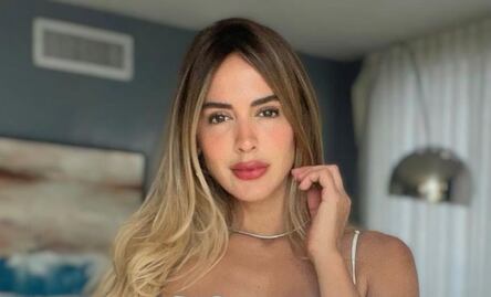 Desde el mar, la ex de Marc Anthony demuestra el minivestido lencero más chic para el verano