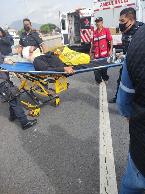 Video. Volcadura de combi en la México-Puebla deja un muerto